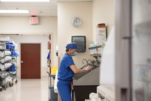 Image of surgical doctor preparing for surgery by washing hands.