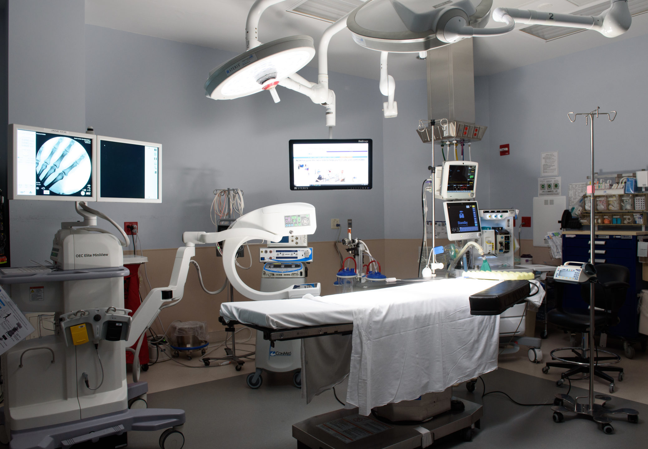 A view of an operating room where NC Specialty Hospital pain specialists perform procedures to help relieve patient pain. 