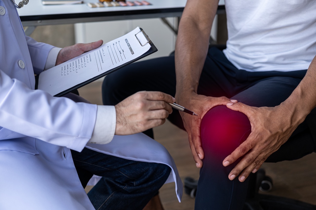A man tells his doctor about his painful knee.