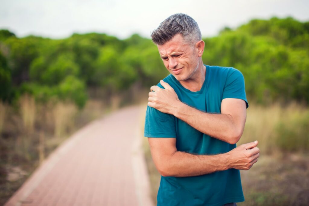 What Are 2 Warning Signs of a Rotator Cuff Tear?