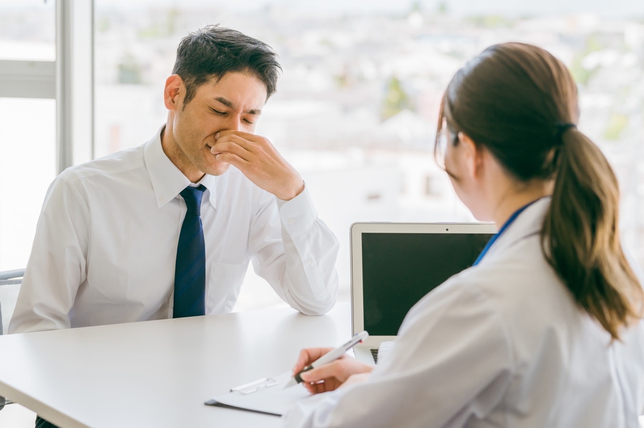 A man talks to his doctor about his stuffy nose that makes it hard for him to breathe.