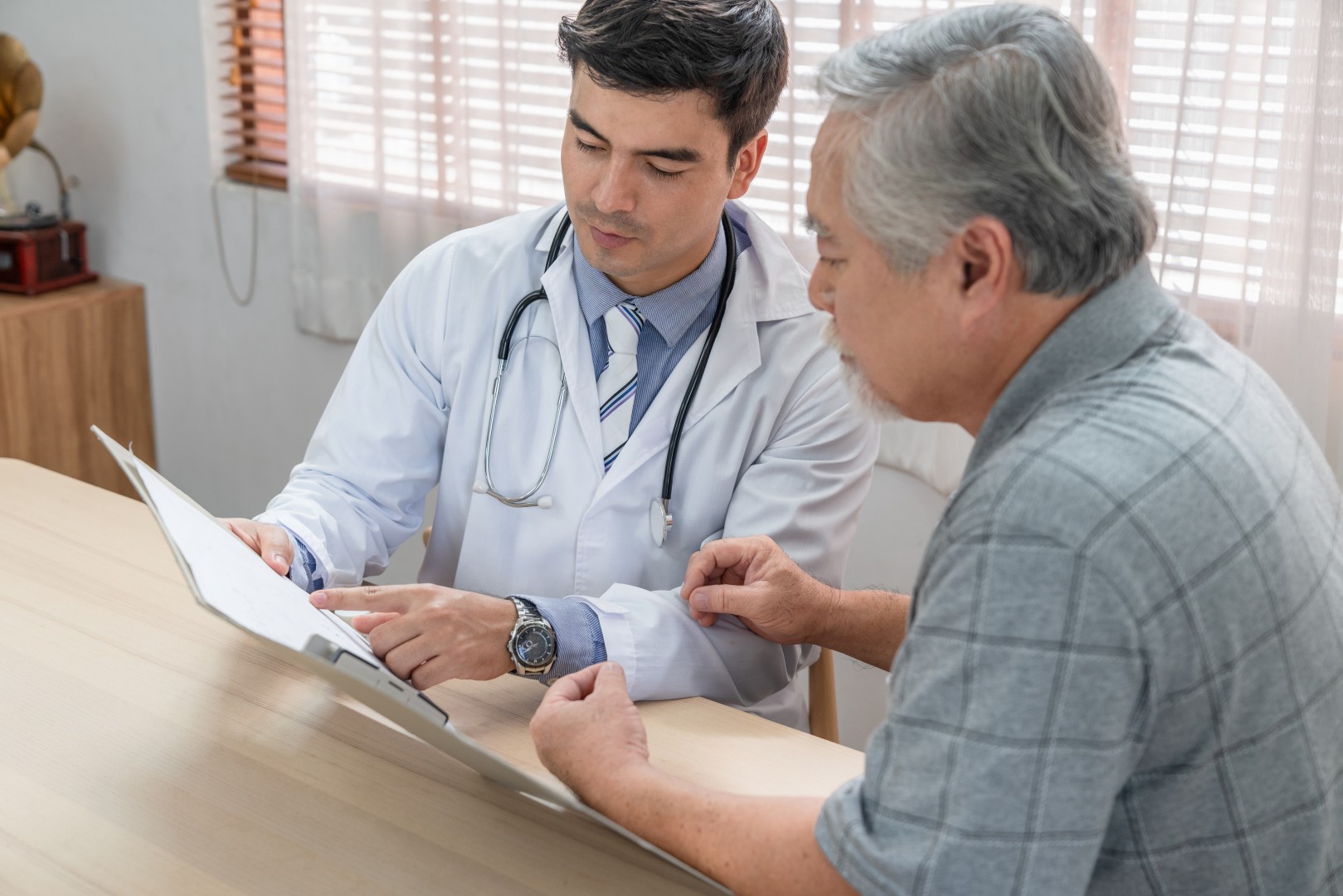 An older man tells his doctor about his prostate symptoms.
